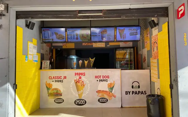 Mostrador de By Papas Banfield, Maipú 263