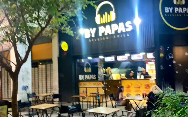 Fachada nocturna de By Papas Rosario, Córdoba 944