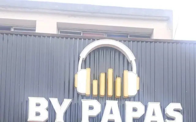 Fachada de By Papas Temperley